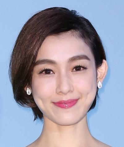 赵丽颖轮廓玫瑰唇成美妆新潮流 妆容惊艳到爆