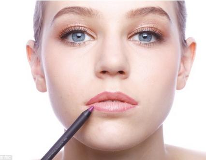 赵丽颖轮廓玫瑰唇成美妆新潮流 妆容惊艳到爆