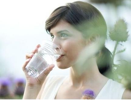 如何正确喝水减肥 如何正确喝水减肥