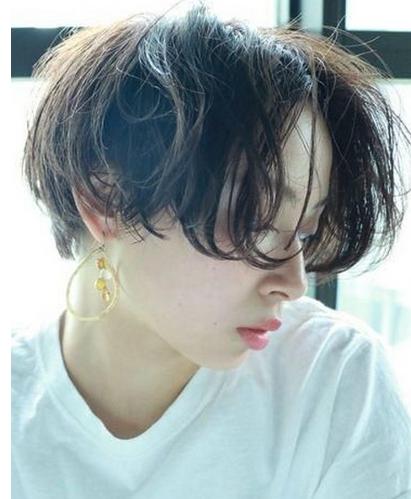 日系清新风短发经典不败 挑染是日系短发的一大亮点