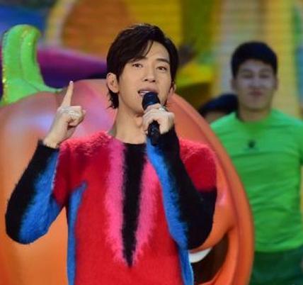 男生春季换什么发型？井柏然的日系卷发好看更有型