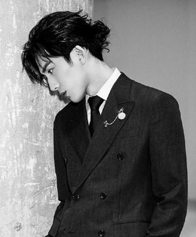 男生春季换什么发型？井柏然的日系卷发好看更有型