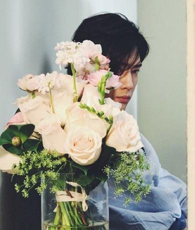 男生春季换什么发型？井柏然的日系卷发好看更有型