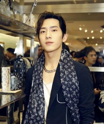 男生春季换什么发型？井柏然的日系卷发好看更有型