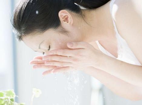 脸上长痘用什么水洗脸 脸上长痘用什么水洗脸