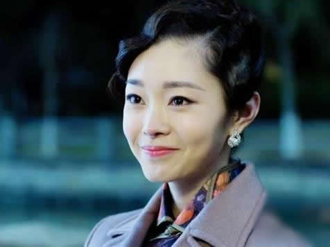 刘诗诗民国复古卷发成焦点？明星同款发型PK谁最好看