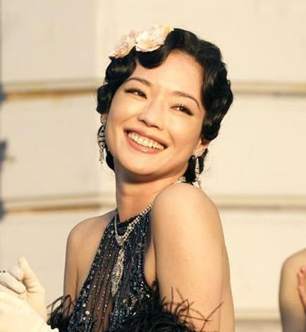 刘诗诗民国复古卷发成焦点？明星同款发型PK谁最好看