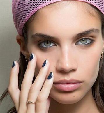 最显手白的指甲油图片