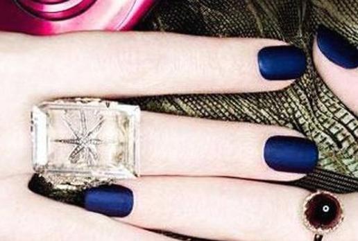 什么颜色指甲油显手白