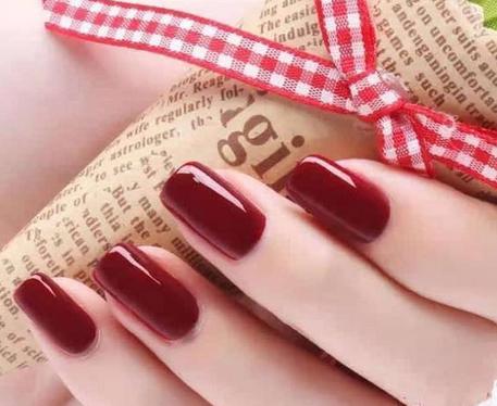 什么颜色指甲油显手白