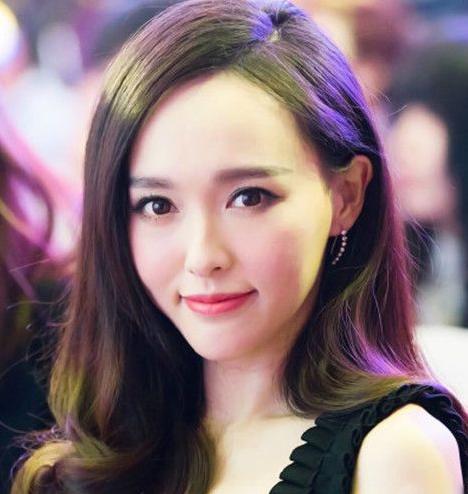 现在流行什么发型？显脸小的侧耳朵发型最受明星欢迎