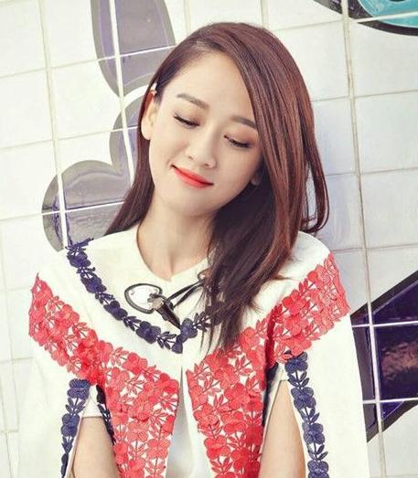 现在流行什么发型？显脸小的侧耳朵发型最受明星欢迎