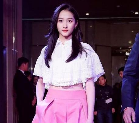 现在流行什么发型？显脸小的侧耳朵发型最受明星欢迎