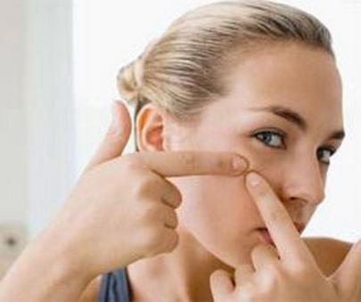 你这样做只会毁肤？6种常见的错误护肤方法