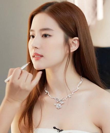 明星妆容大解析 景甜刘亦菲美妆你更喜欢谁？