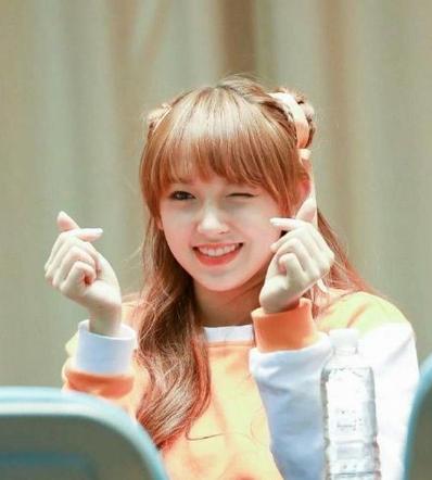 2017减龄丸子头依旧超火 春丽头成时尚潮人的焦点