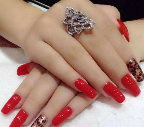 粗手指适合的美甲颜色