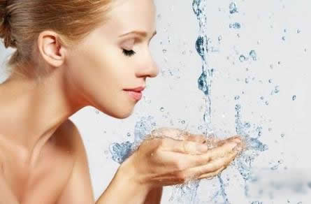 春季皮肤干燥怎么补水 春季皮肤干燥怎么补水