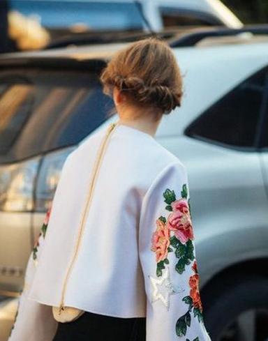 不知道弄什么发型好看？时尚街拍新发型给你灵感