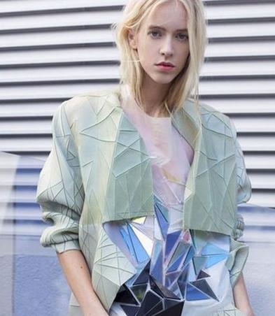 不知道弄什么发型好看？时尚街拍新发型给你灵感