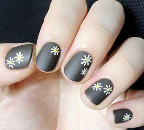 灰色指甲油搭配什么好