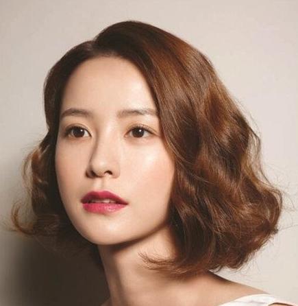 最新时尚短卷发