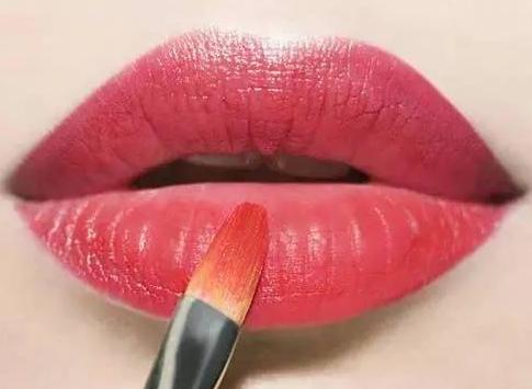 为什么你的口红涂的那么丑 因为你不懂这些涂口红技巧 为什么你的口红涂的那么丑 因为你不懂这些涂口红技巧