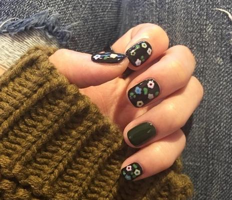 美甲配毛衣？美甲颜色怎么搭配才时尚暖暖哒