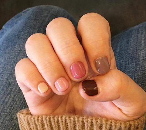 美甲配毛衣？美甲颜色怎么搭配才时尚暖暖哒