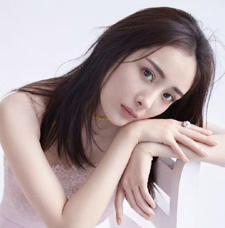 杨幂回应怀二胎 盘点杨幂近期发型少女感十足