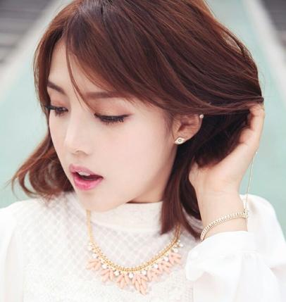 夏天适合染什么颜色的发色 夏天适合染什么颜色的发色