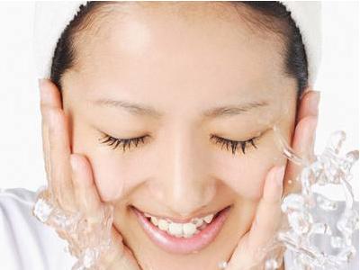 用什么洗脸可以收缩毛孔？如何正确洗脸收缩毛孔