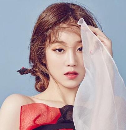 女生什么发型好看图片 日常简单盘发温婉更优雅