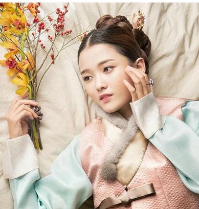 女生什么发型好看图片 日常简单盘发温婉更优雅