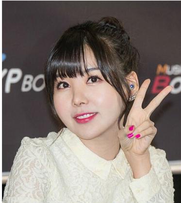 长直发女生扎什么发型好看