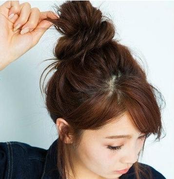 赵丽颖丸子头扎法步骤图解 赵丽颖丸子头扎法步骤图解