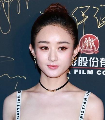 一字领吊带裙怎么穿都美?夏季选对发型才是王道! 一字领吊带裙怎么穿都美?夏季选对发型才是王道!