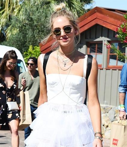 一字领吊带裙怎么穿都美?夏季选对发型才是王道! 一字领吊带裙怎么穿都美?夏季选对发型才是王道!