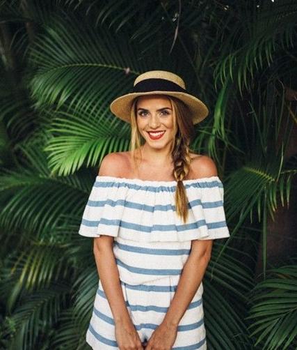 一字领吊带裙怎么穿都美？夏季选对发型才是王道！