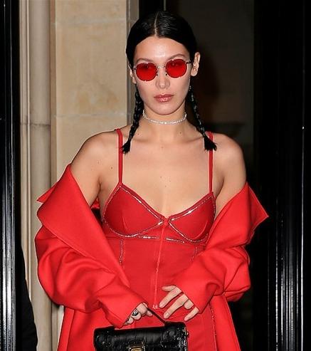 一字领吊带裙怎么穿都美？夏季选对发型才是王道！