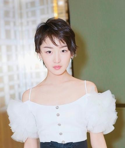 一字领吊带裙怎么穿都美？夏季选对发型才是王道！