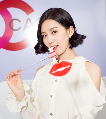 一字领吊带裙怎么穿都美？夏季选对发型才是王道！