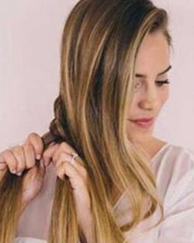 侧编发一边披的发型图解