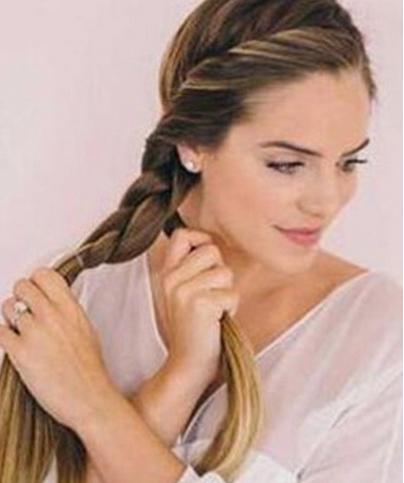 侧编发一边披的发型图解