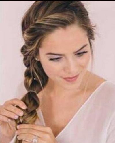 侧编发一边披的发型图解