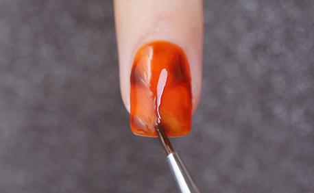 琥珀美甲的做法教程 琥珀美甲的做法教程