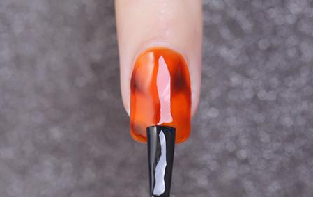 琥珀美甲的做法教程 琥珀美甲的做法教程