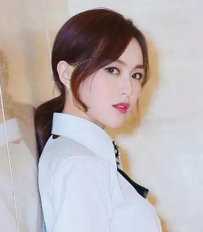 哪种刘海显脸小？明星最爱的c形刘海当然是首选