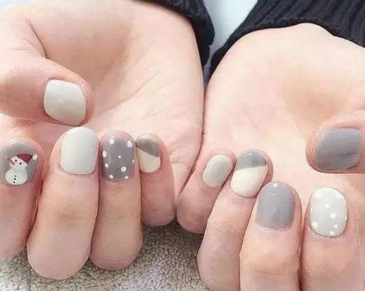 奶奶灰美甲图片