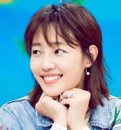 白百何被曝出轨张爱朋 齐肩发型青春减龄似少女